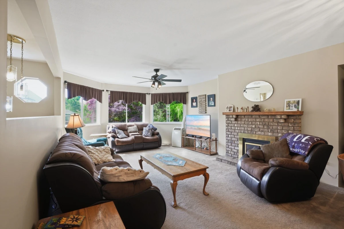 Family Room Photo of 14287 73a Avenue, Surrey, BC