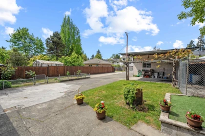 Swimming Pool Photo of 6949 Jubilee Avenue, Burnaby, BC
