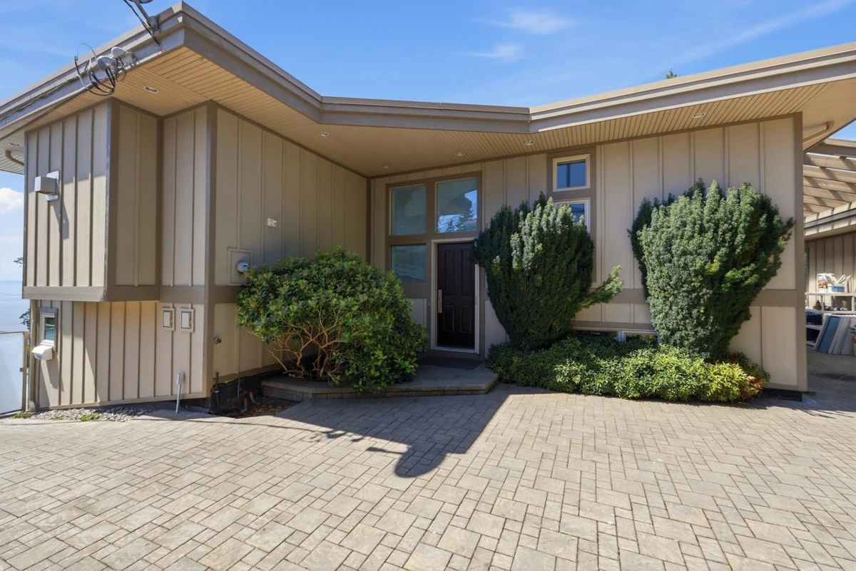 Family Room Photo of 14843 Hardie Avenue, White Rock, BC