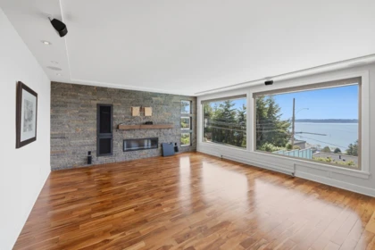 Kitchen Island Photo of 14843 Hardie Avenue, White Rock, BC