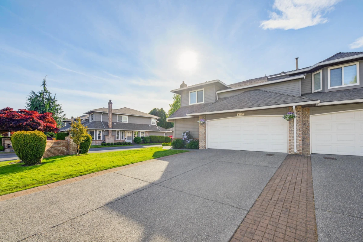 Living Room Photo of 6117 W Boundary Drive, Surrey, BC