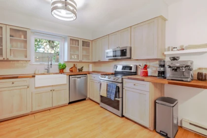 Kitchen Island Photo of 9 39752 Government Road, Squamish, BC
