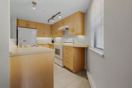 Kitchen Photo of 331 10838 City Parkway, Surrey, BC