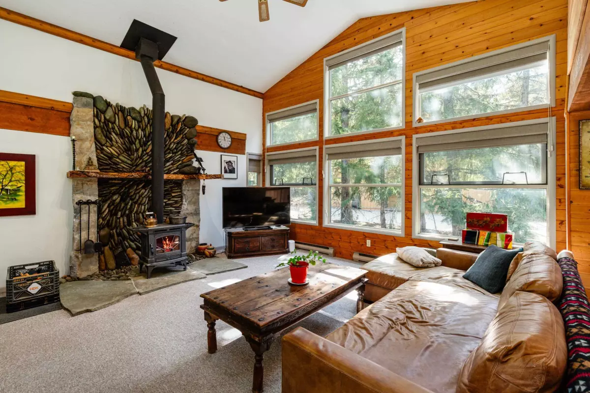 Family Room Photo of 6250 EAGLE DRIVE, Whistler BC V8E 0C7