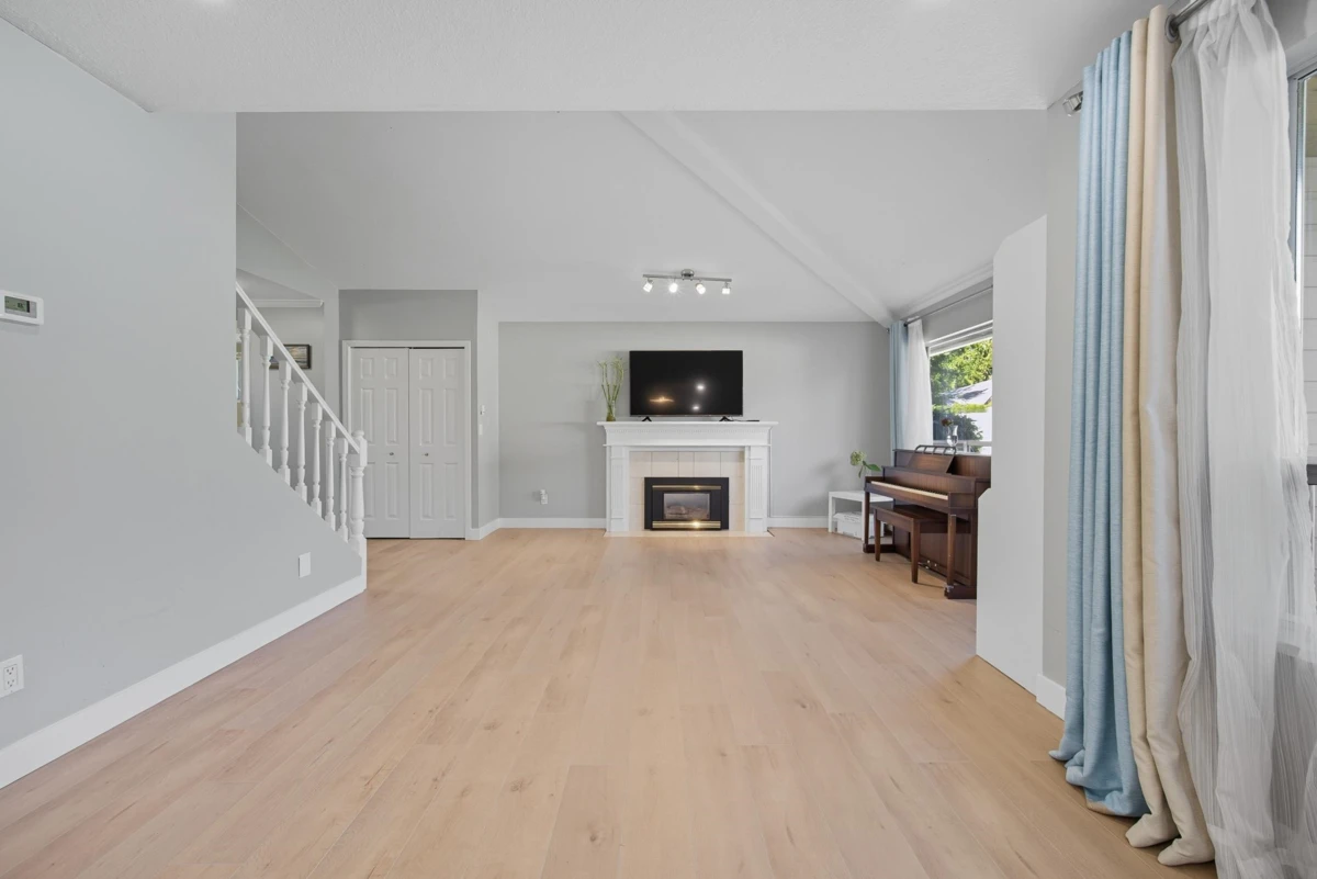 Family Room Photo of 118 15121 19 AVENUE, Surrey BC V4A 8J5
