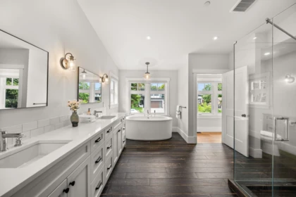 Hallway Photo of 15682 Thrift Avenue, White Rock, BC
