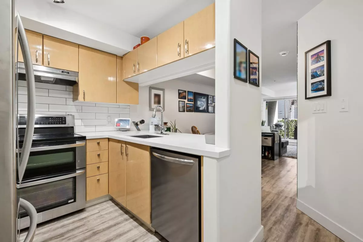Living Room Photo of 208 988 W 21st Avenue, Vancouver, BC