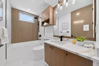 Primary Bathroom Photo of 1 847 E 10th Avenue, Vancouver, BC