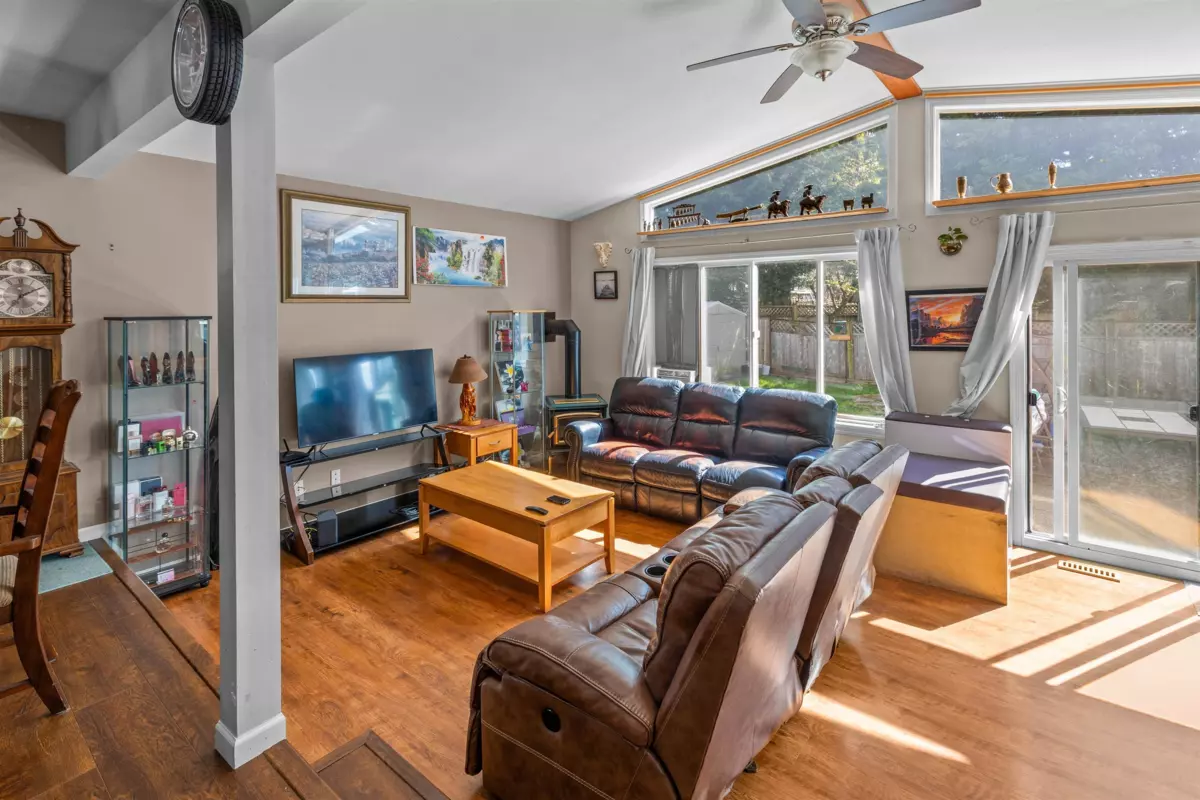 Living Room Photo of 32622 Egglestone Avenue, Mission, BC