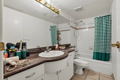 Primary Bathroom Photo of 910 6611 Cooney Road, Richmond, BC