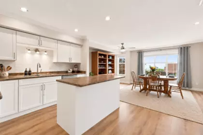 Kitchen Island Photo of 10 5900 Jinkerson Road, Chilliwack, BC
