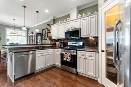 Kitchen Photo of 3 6577 Southdowne Place, Chilliwack, BC