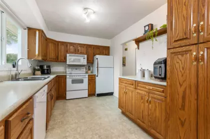 Guest Bathroom Photo of 45992 Silver Avenue, Chilliwack, BC