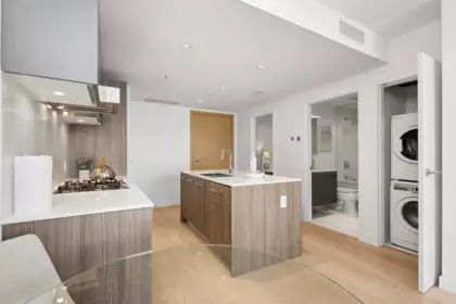 Kitchen Island Photo of 531 2220 Kingsway Street, Vancouver, BC