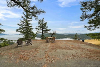 Breakfast Nook Photo of 470 Heck Hill Road, Mayne Island, BC