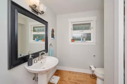 Laundry Room Photo of 21673 River Road, Maple Ridge, BC