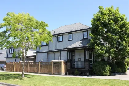 19501 71a Avenue, Surrey, BC, Surrey — Single Family Residence for sale