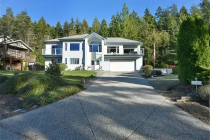 5126 Pam Road, Sechelt, BC, Sechelt — Single Family Residence for sale