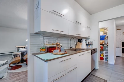 205 9847 Manchester Drive, Burnaby, BC, Burnaby — Apartment/Condo for sale