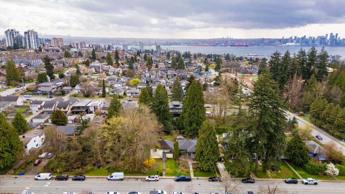 Backyard Photo of 341 W 19th Street, North Vancouver, BC