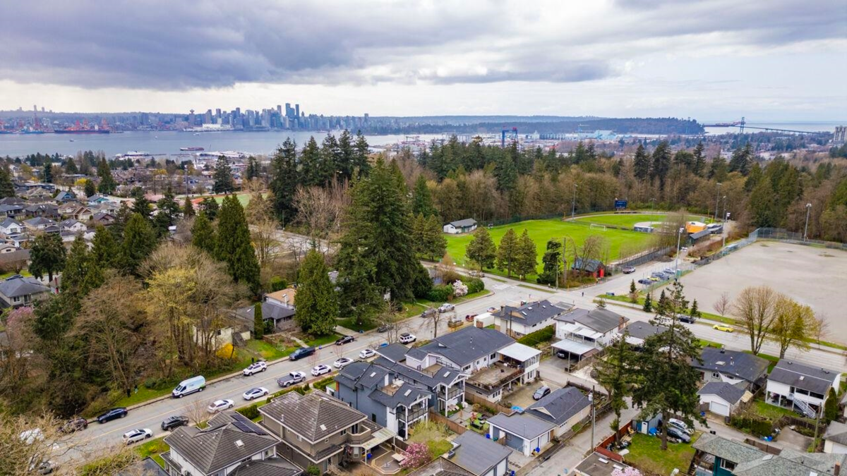 Front Yard Photo of 341 W 19th Street, North Vancouver, BC