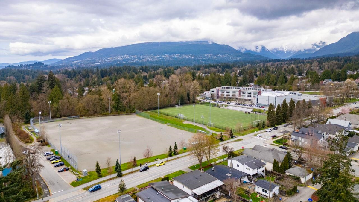Hallway Photo of 341 W 19th Street, North Vancouver, BC