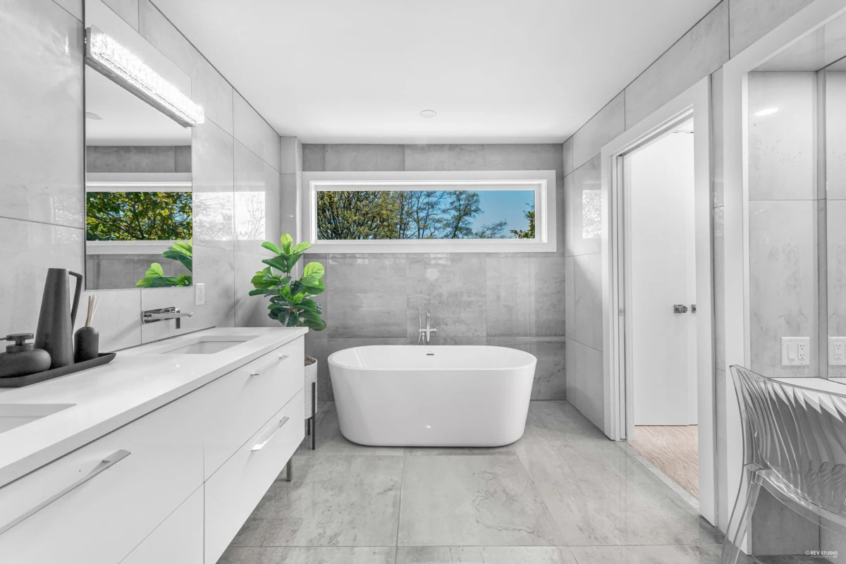 Entry Foyer Photo of 919 E 4th Street, North Vancouver, BC