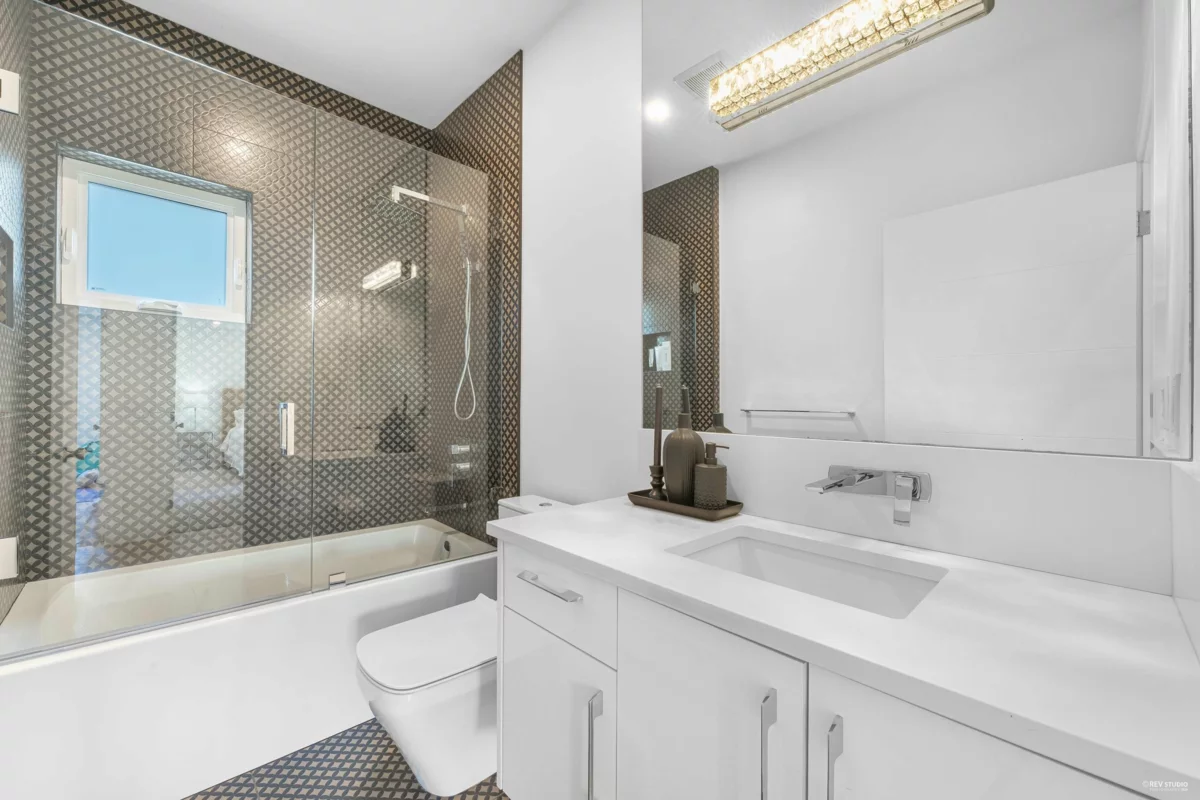 Front Yard Photo of 919 E 4th Street, North Vancouver, BC