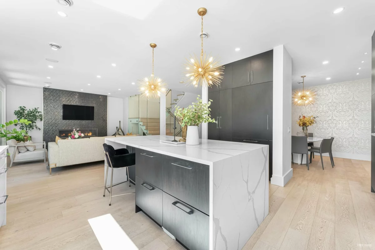 Walk-In Closet Photo of 919 E 4th Street, North Vancouver, BC