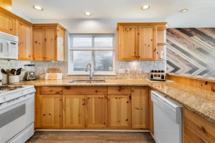 Walk-In Closet Photo of 20959 Sakwi Creek Road, Mission, BC