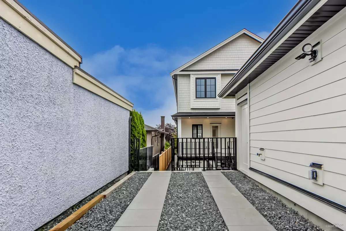 Powder Room Photo of 1347 E 64th Avenue, Vancouver, BC