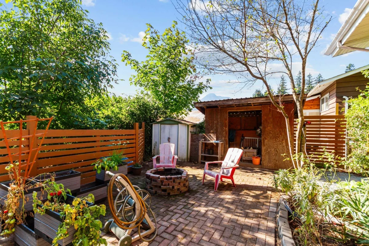 Entry Foyer Photo of 648 Willow Street, Hope, BC