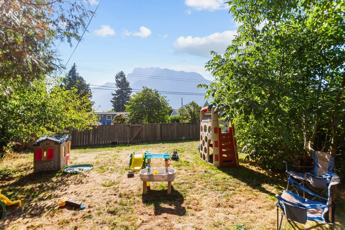Hallway Photo of 648 Willow Street, Hope, BC