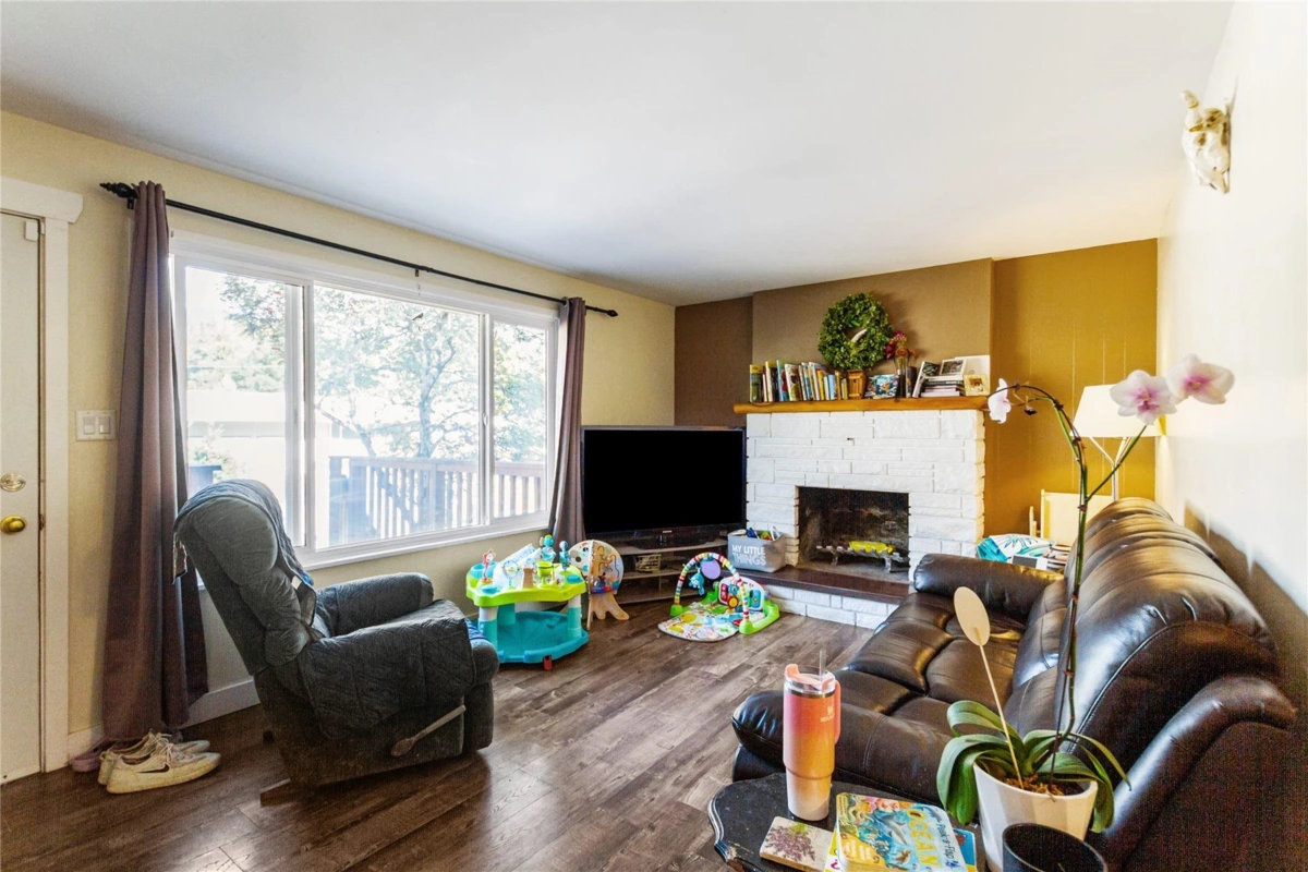 Living Room Photo of 648 Willow Street, Hope, BC