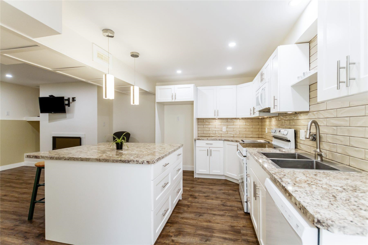 Primary Bathroom Photo of 648 Willow Street, Hope, BC