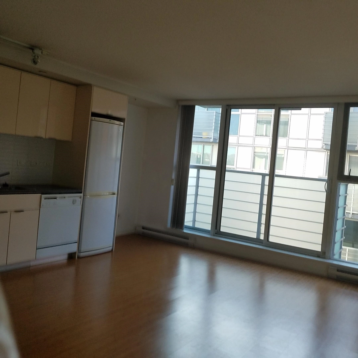 Kitchen Photo of 816 168 Powell Street, Vancouver, BC