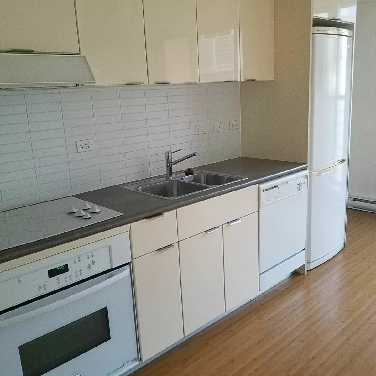 Living Room Photo of 816 168 Powell Street, Vancouver, BC