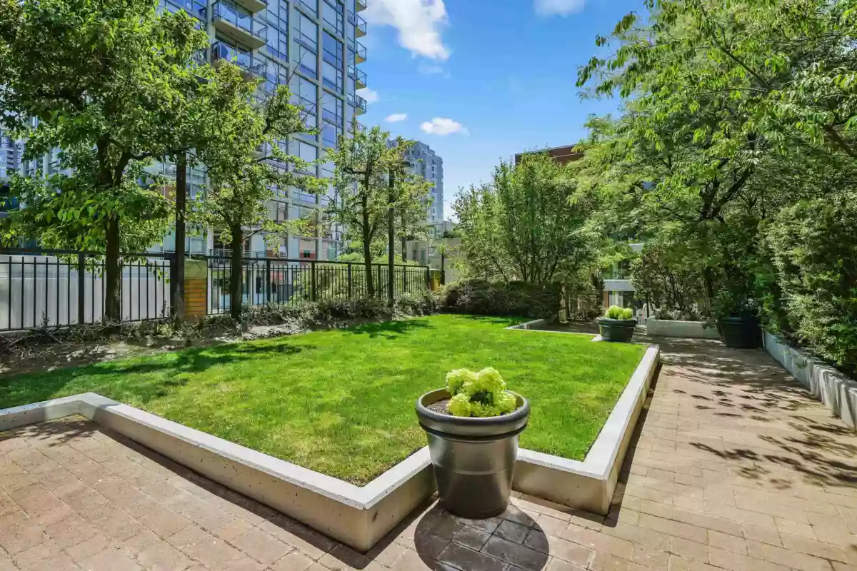 Front Yard Photo of 102 1488 Hornby Street, Vancouver, BC