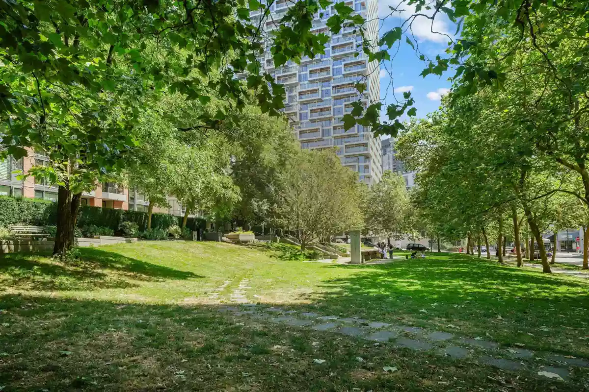 Garden / Landscaping Photo of 102 1488 Hornby Street, Vancouver, BC