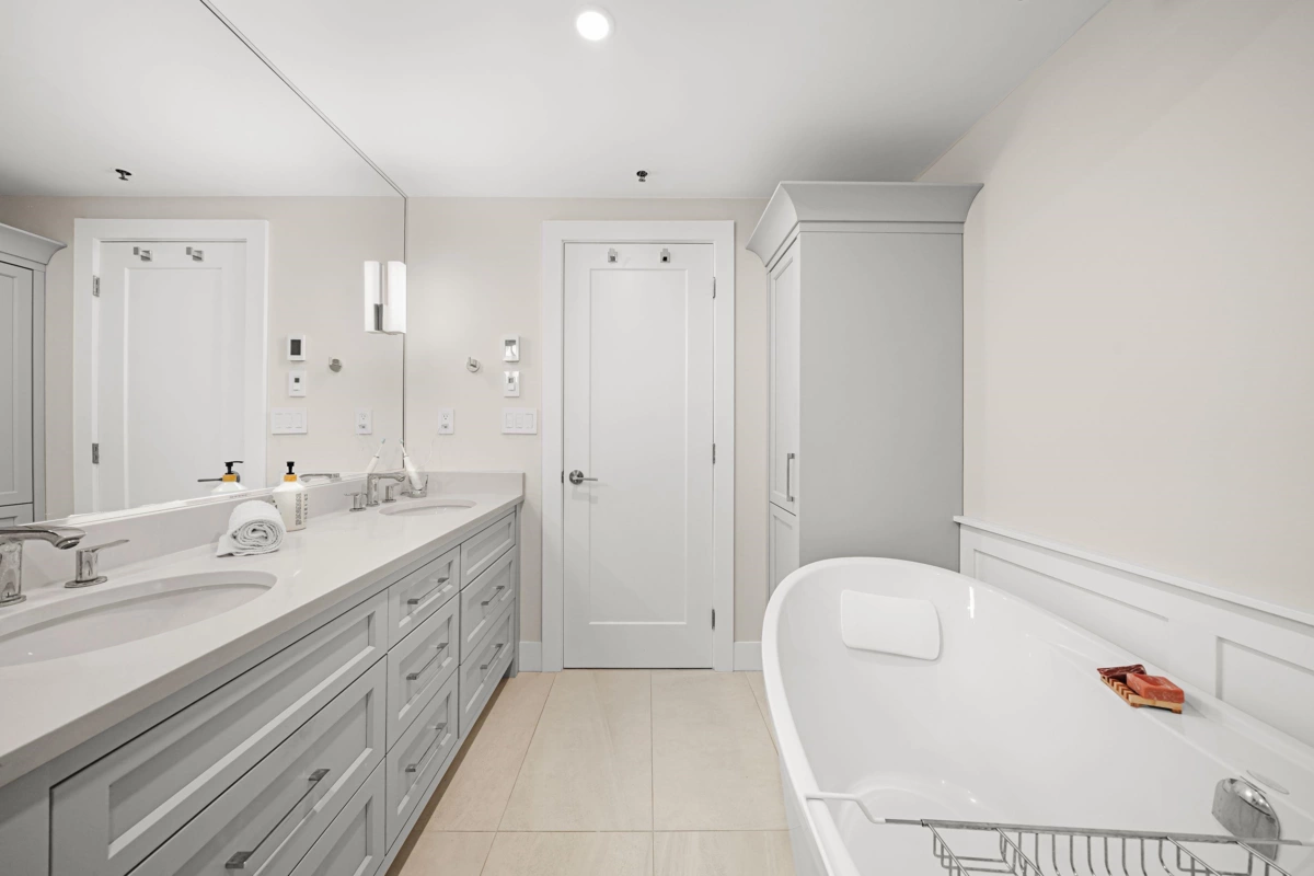 Powder Room Photo of 102 1488 Hornby Street, Vancouver, BC