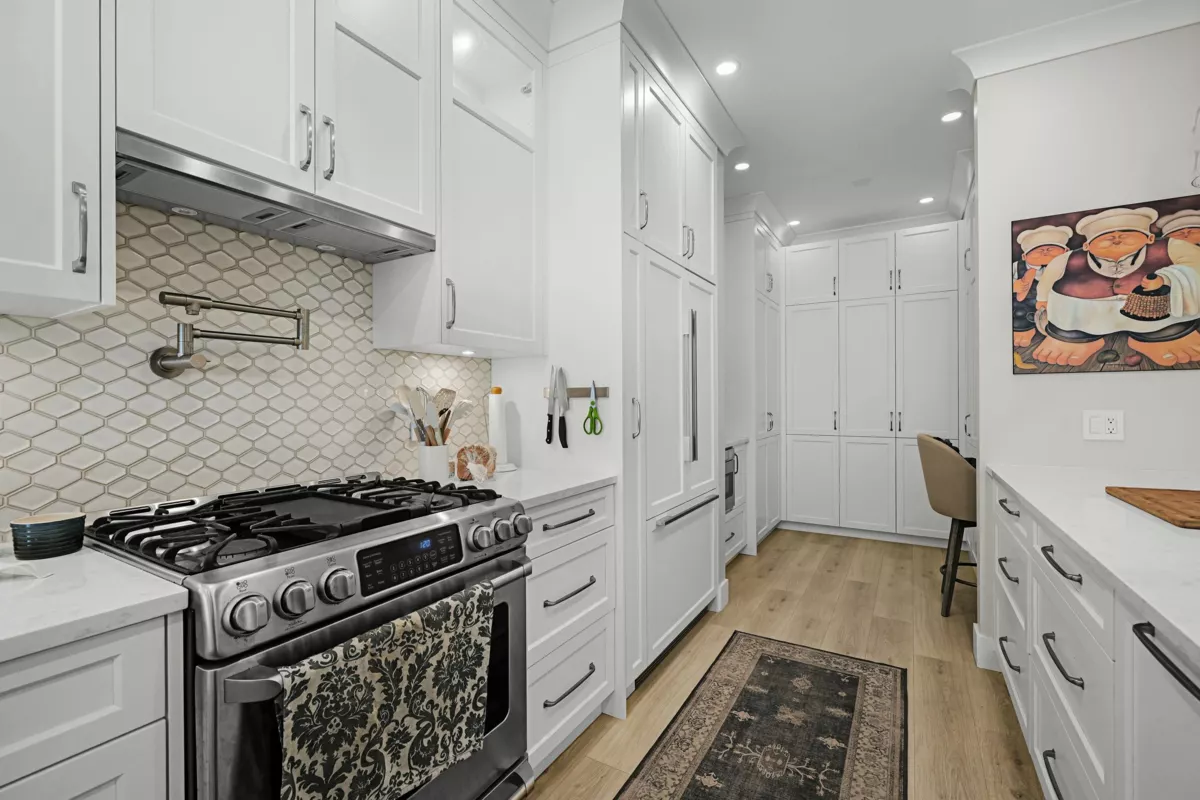 Primary Bathroom Photo of 102 1488 Hornby Street, Vancouver, BC