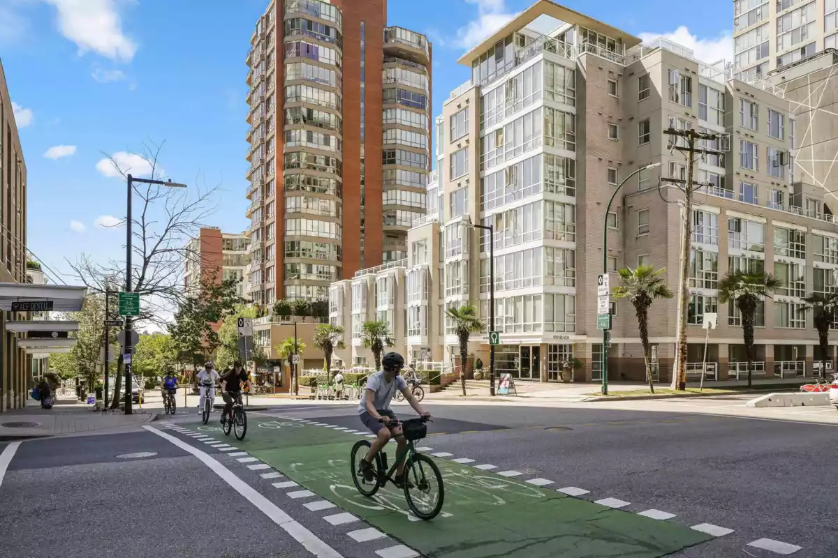 Swimming Pool Photo of 102 1488 Hornby Street, Vancouver, BC