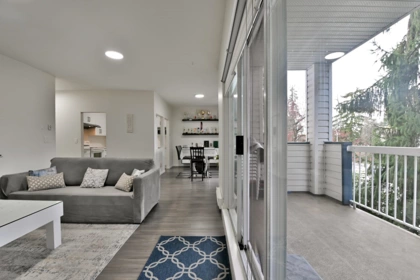 215 13918 72 Avenue, Surrey, BC