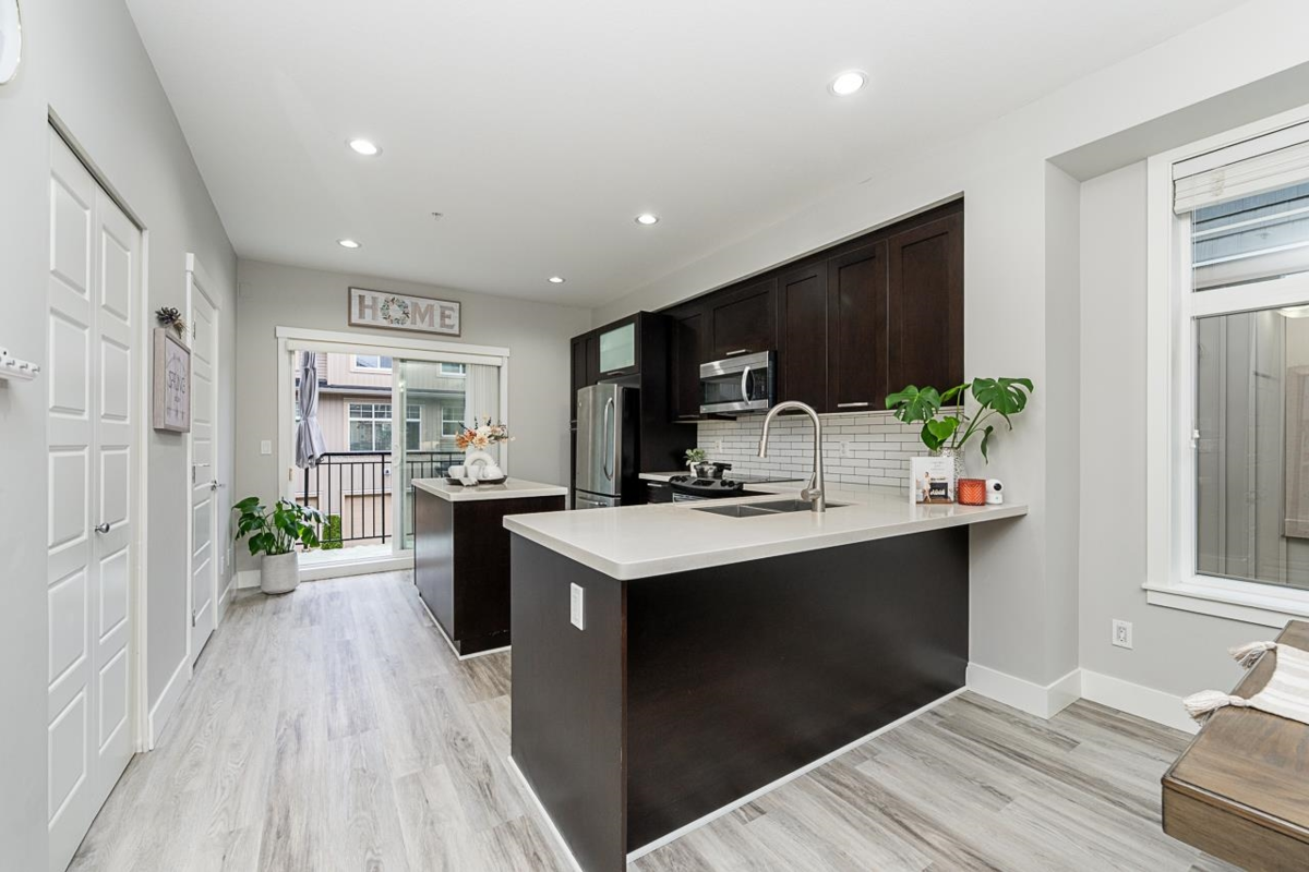 Living Room Photo of 42 20966 77a Avenue, Langley, BC
