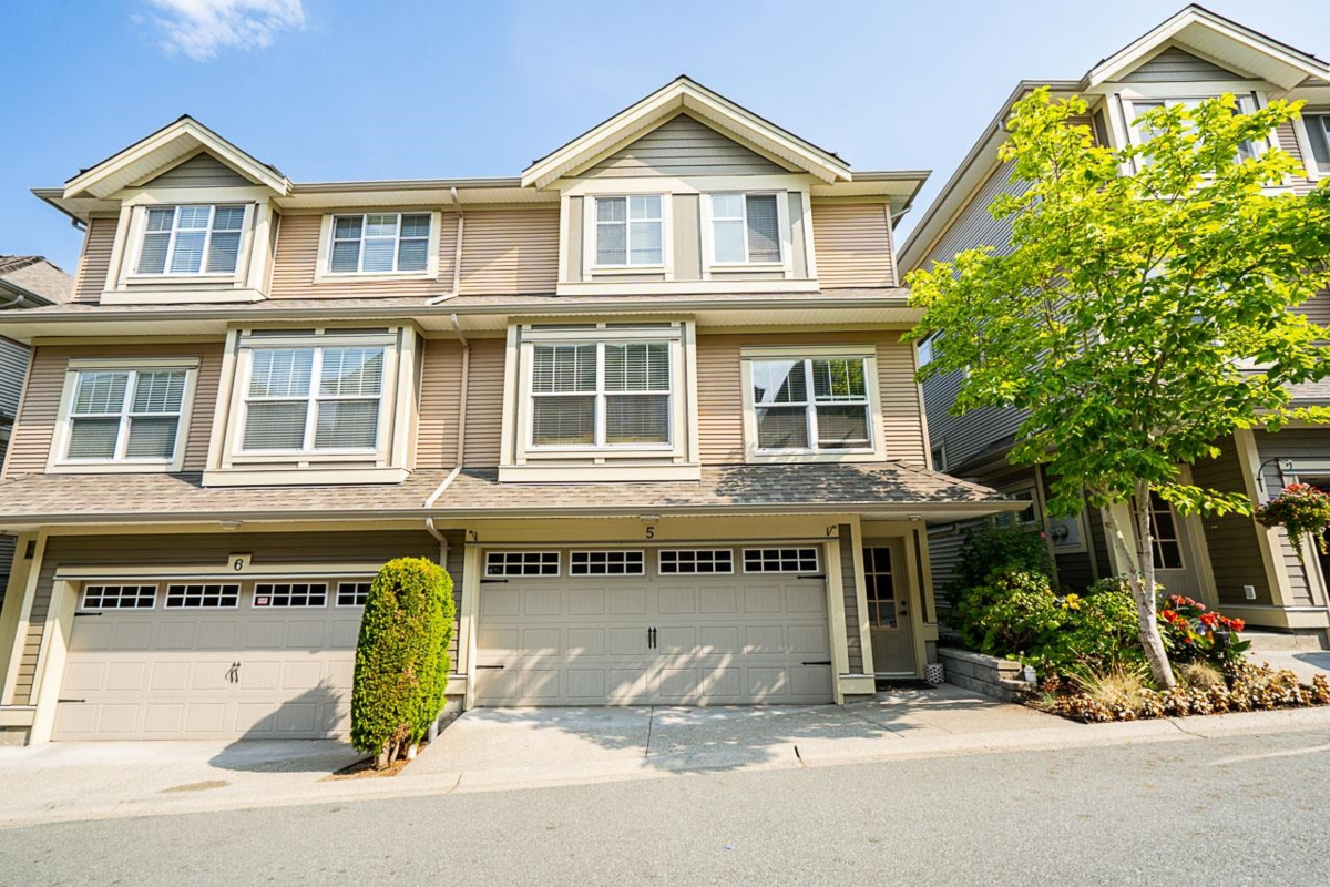 Family Room Photo of 5 7177 179 Street, Surrey, BC