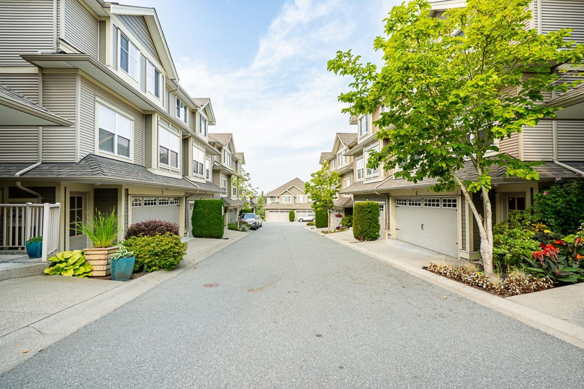 Living Room Photo of 5 7177 179 Street, Surrey, BC