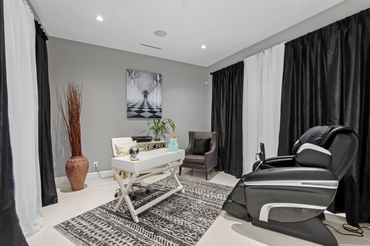 Powder Room Photo of 1198 Ottaburn Road, West Vancouver, BC