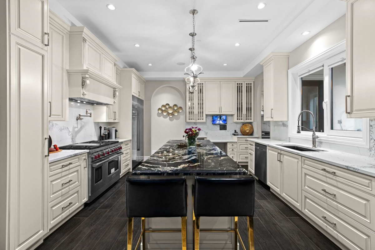 Primary Bathroom Photo of 1198 Ottaburn Road, West Vancouver, BC