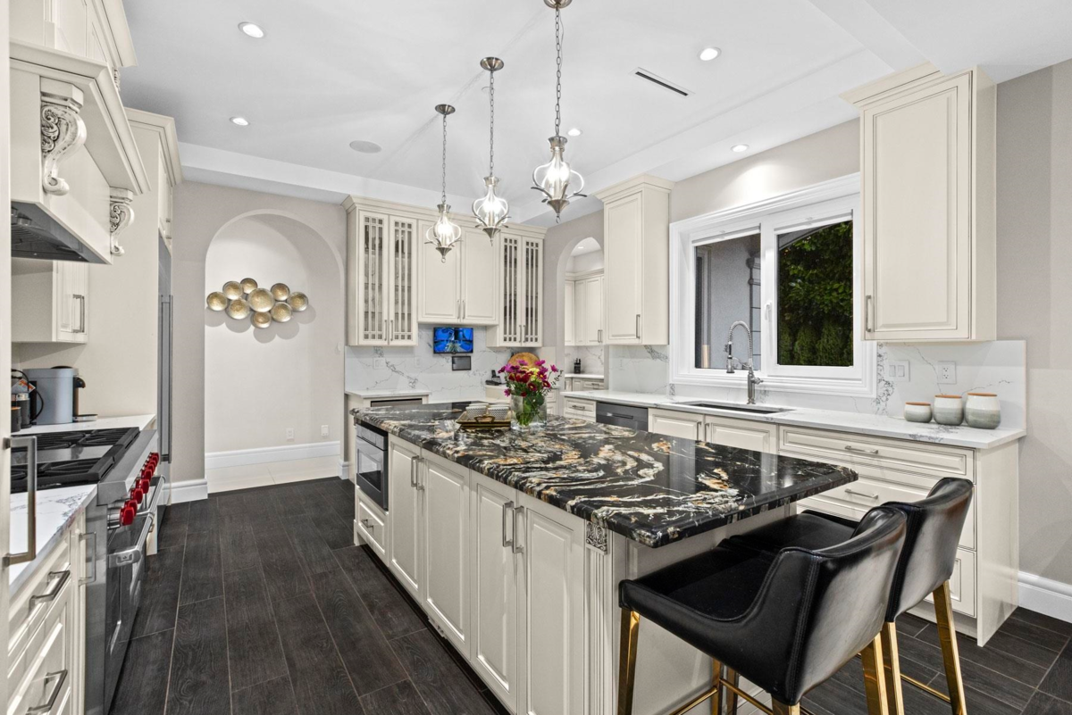 Walk-In Closet Photo of 1198 Ottaburn Road, West Vancouver, BC