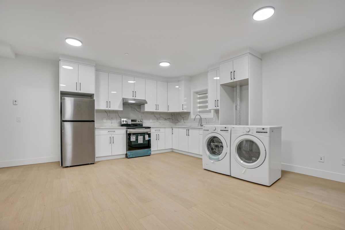 Basement Recreation Room Photo of 15919 Russell Avenue, White Rock, BC